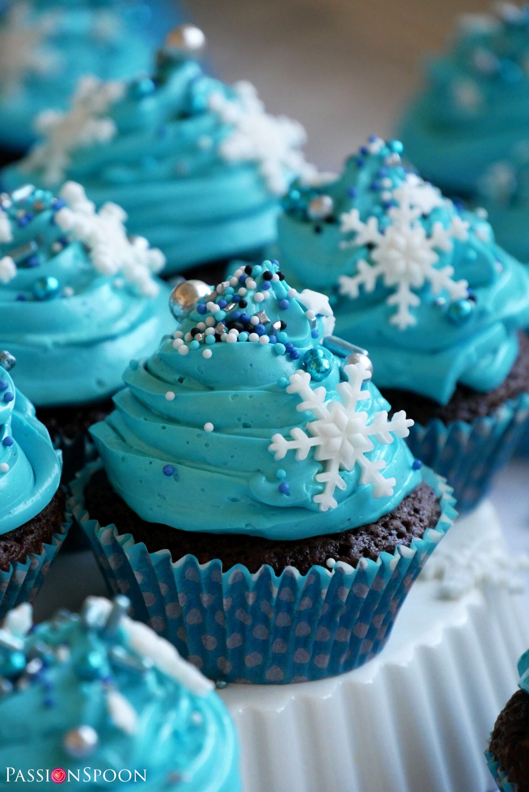 Snowflake Cupcakes {Winter Cupcakes} - CakeWhiz